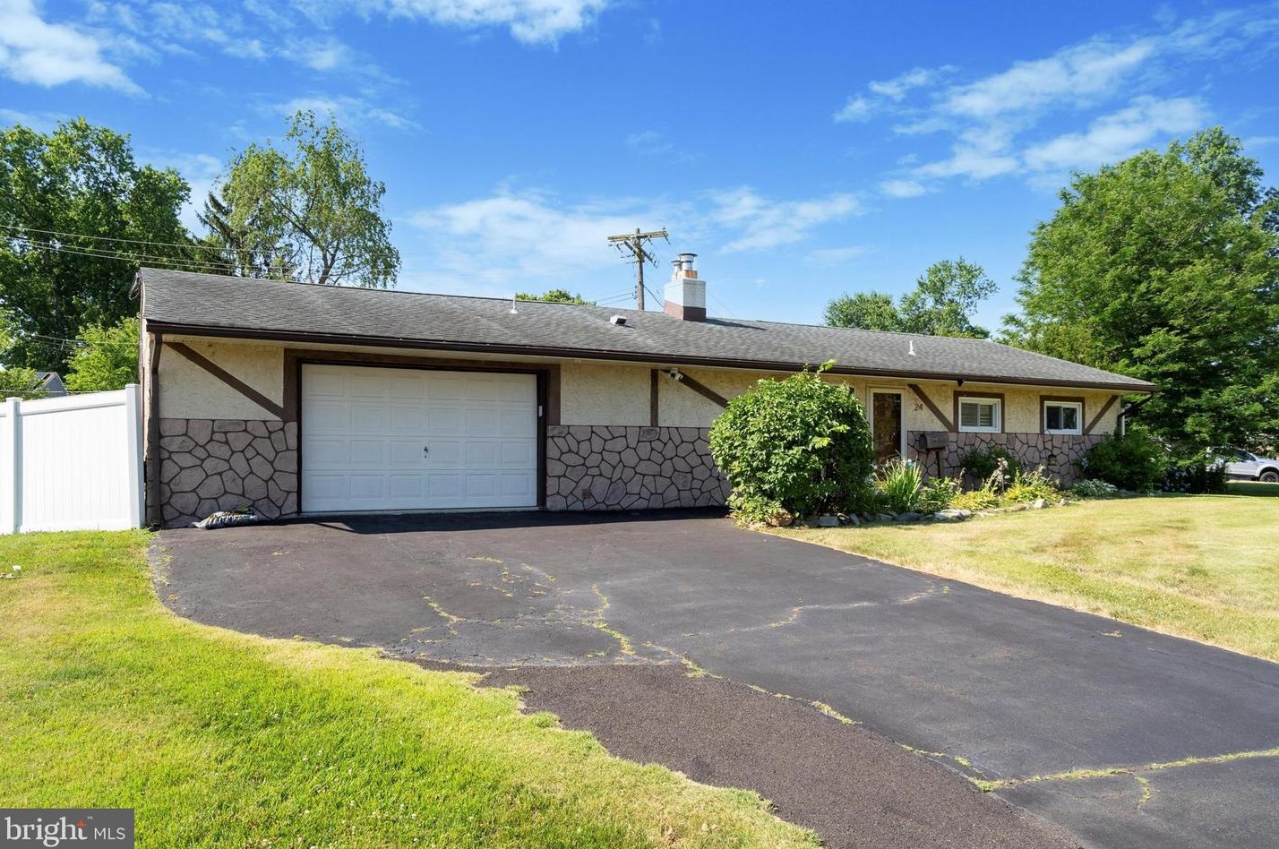24 Boulder Ln, Levittown, PA 19054