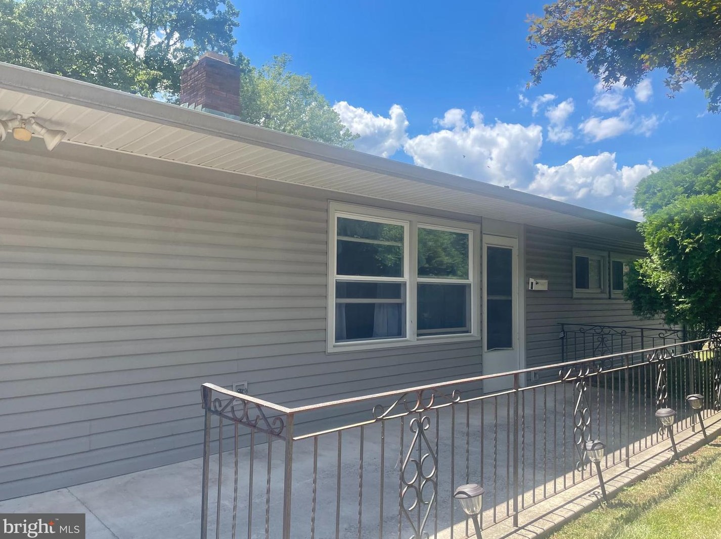 27 Boston Ivy Rd, Levittown, PA 19057