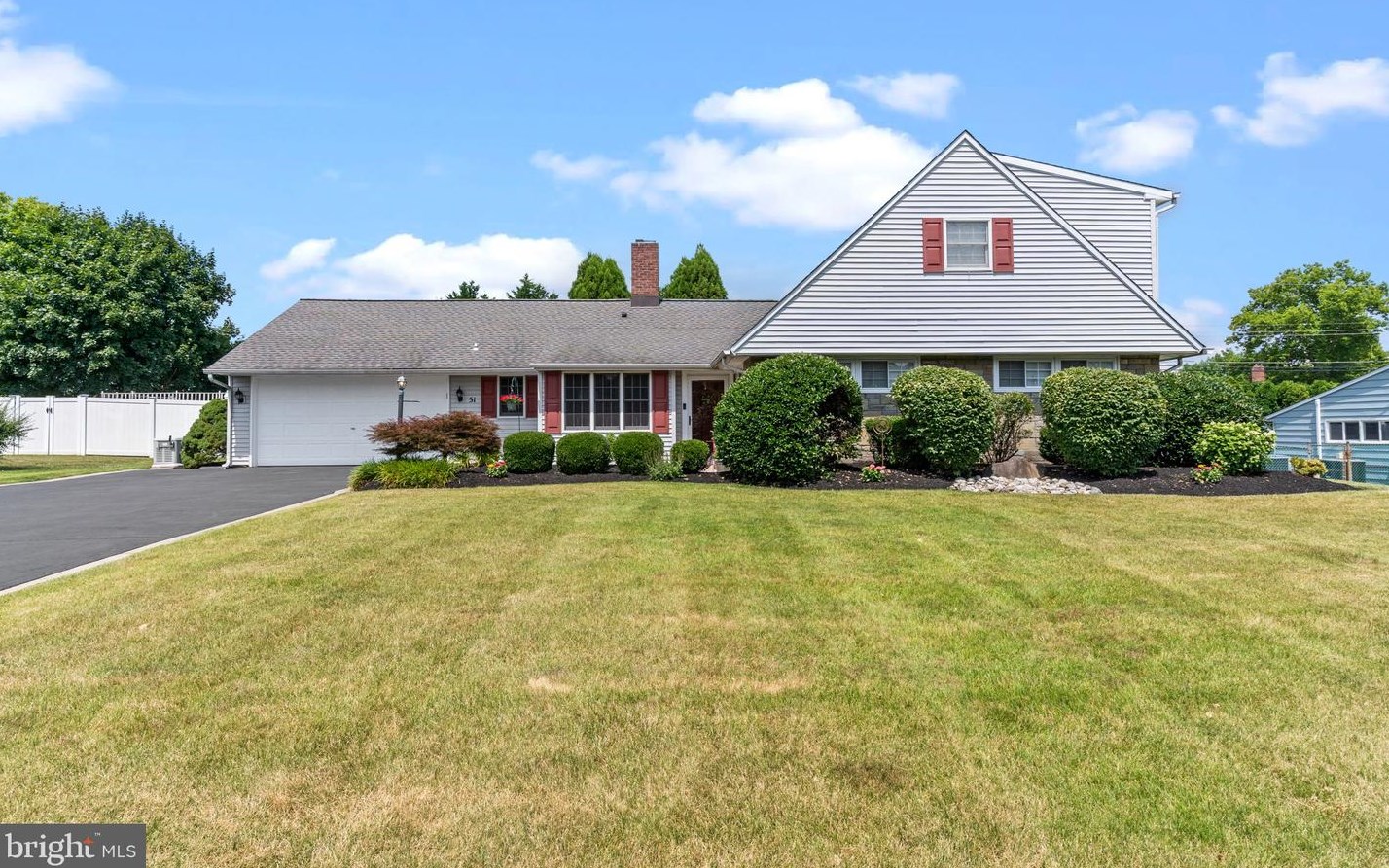 51 Rockwood Rd, Levittown, PA 19056