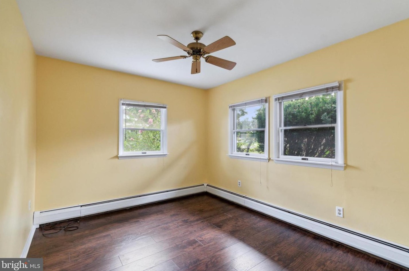 162 Farmbrook Dr, Levittown, PA 19055