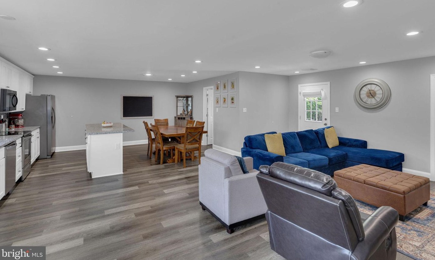 25 Easter Ln, Levittown, PA 19054