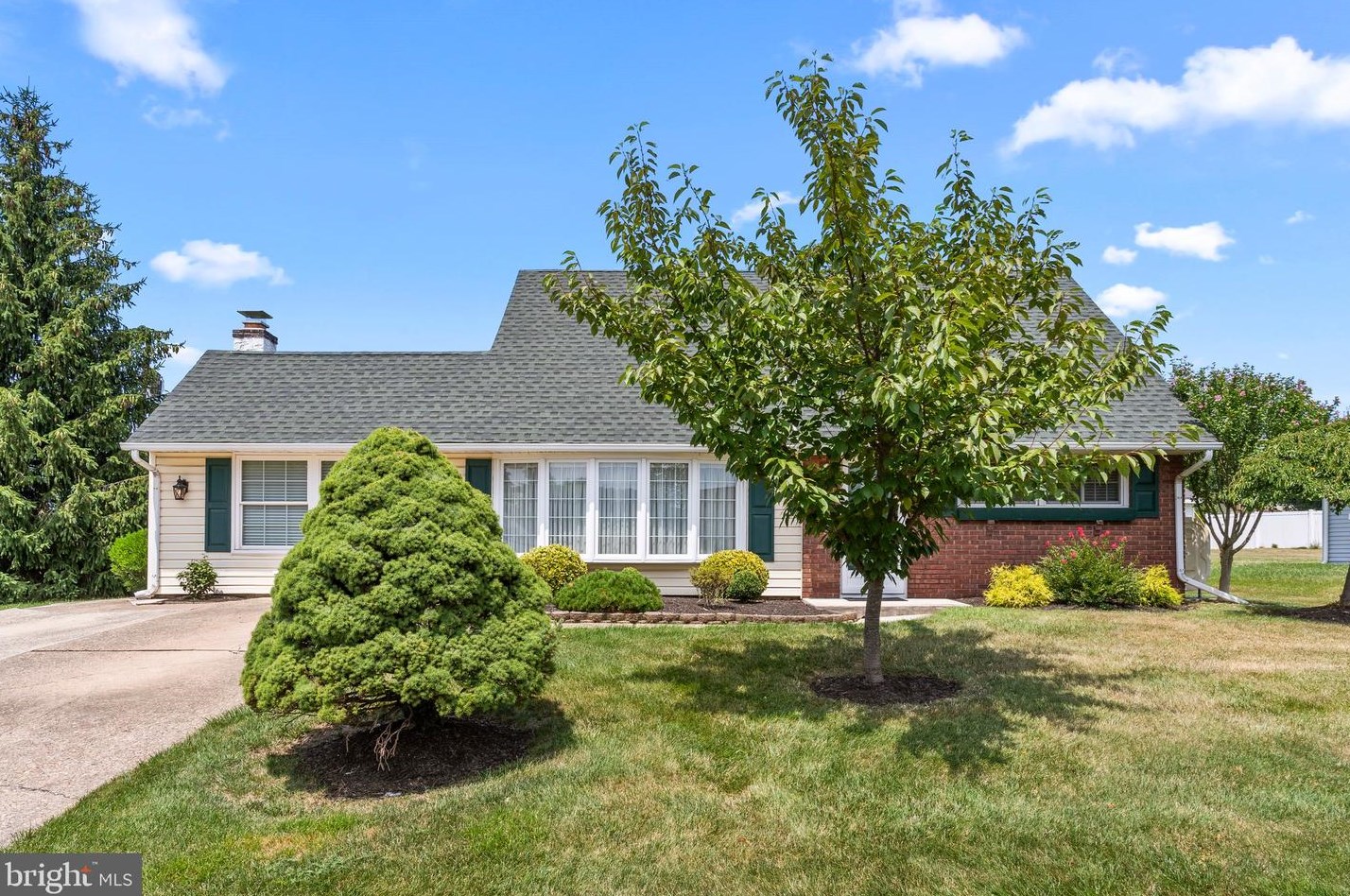 11 Trellis Rd, Levittown, PA 19056