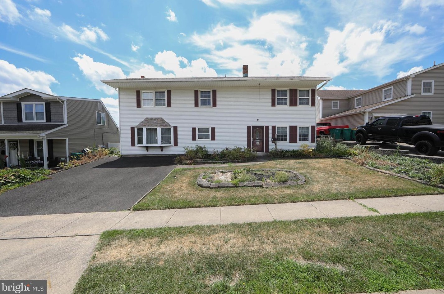 11 Aster Ln, Levittown, PA 19055