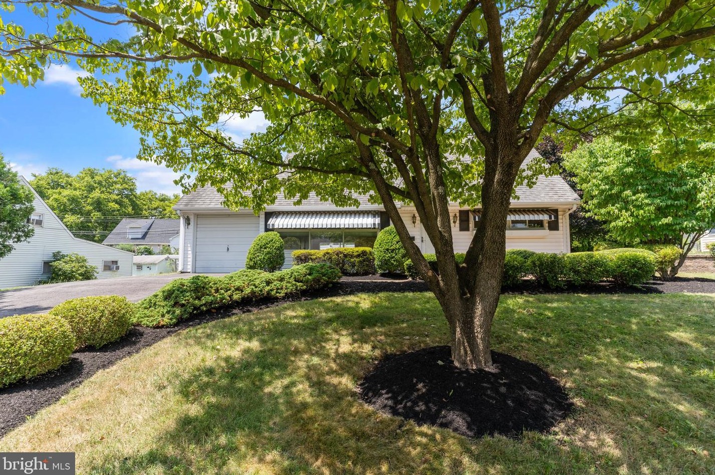 17 Queen Lily Rd, Levittown, PA 19057