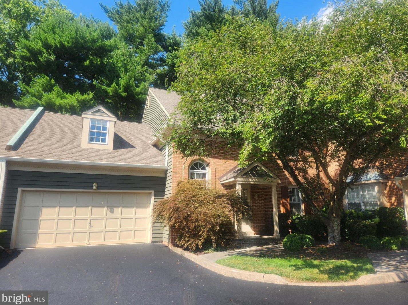 14 Blakemore Ct, Gardenville, PA 18901