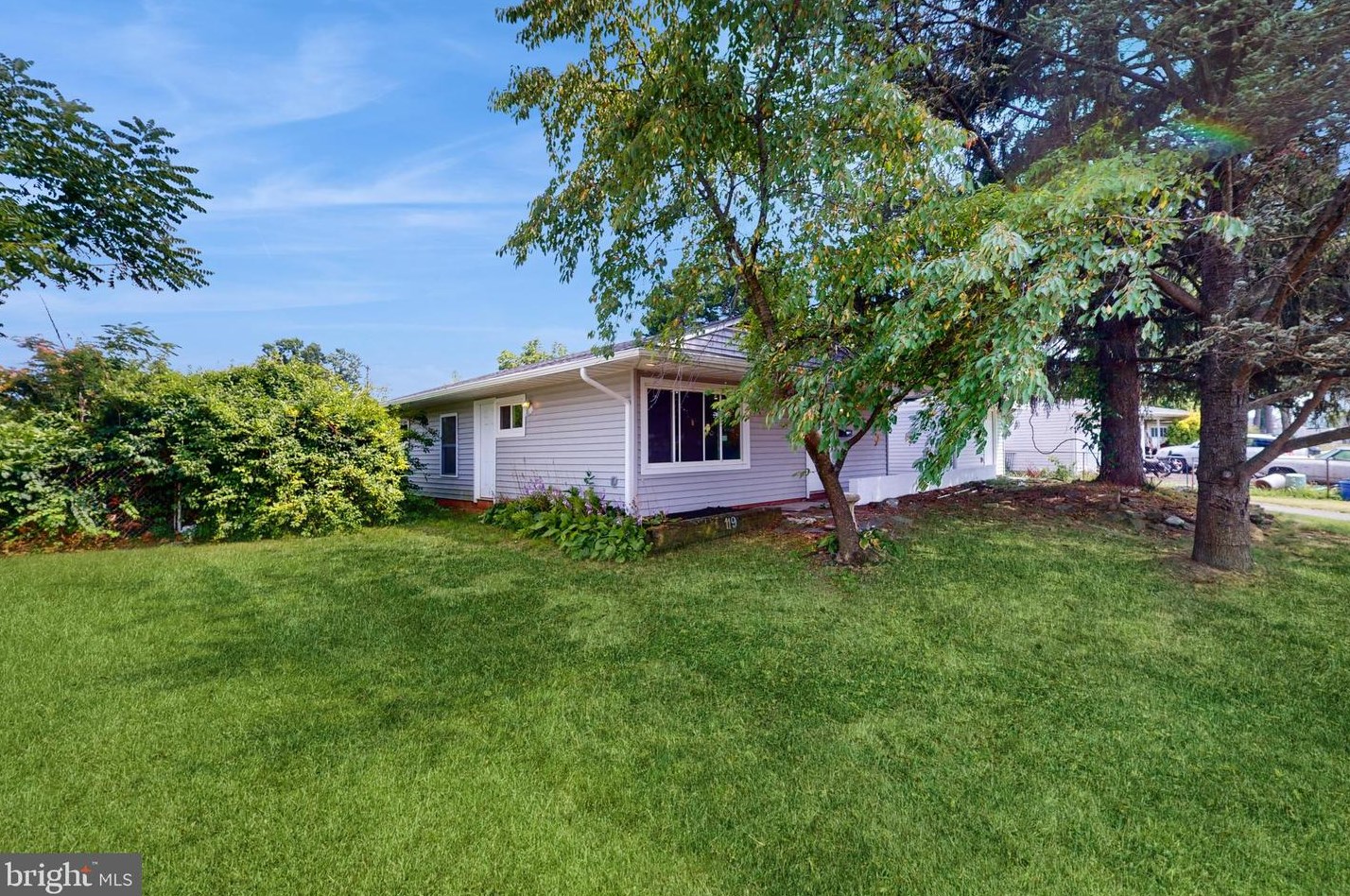 119 Crabtree Dr, Levittown, PA 19055