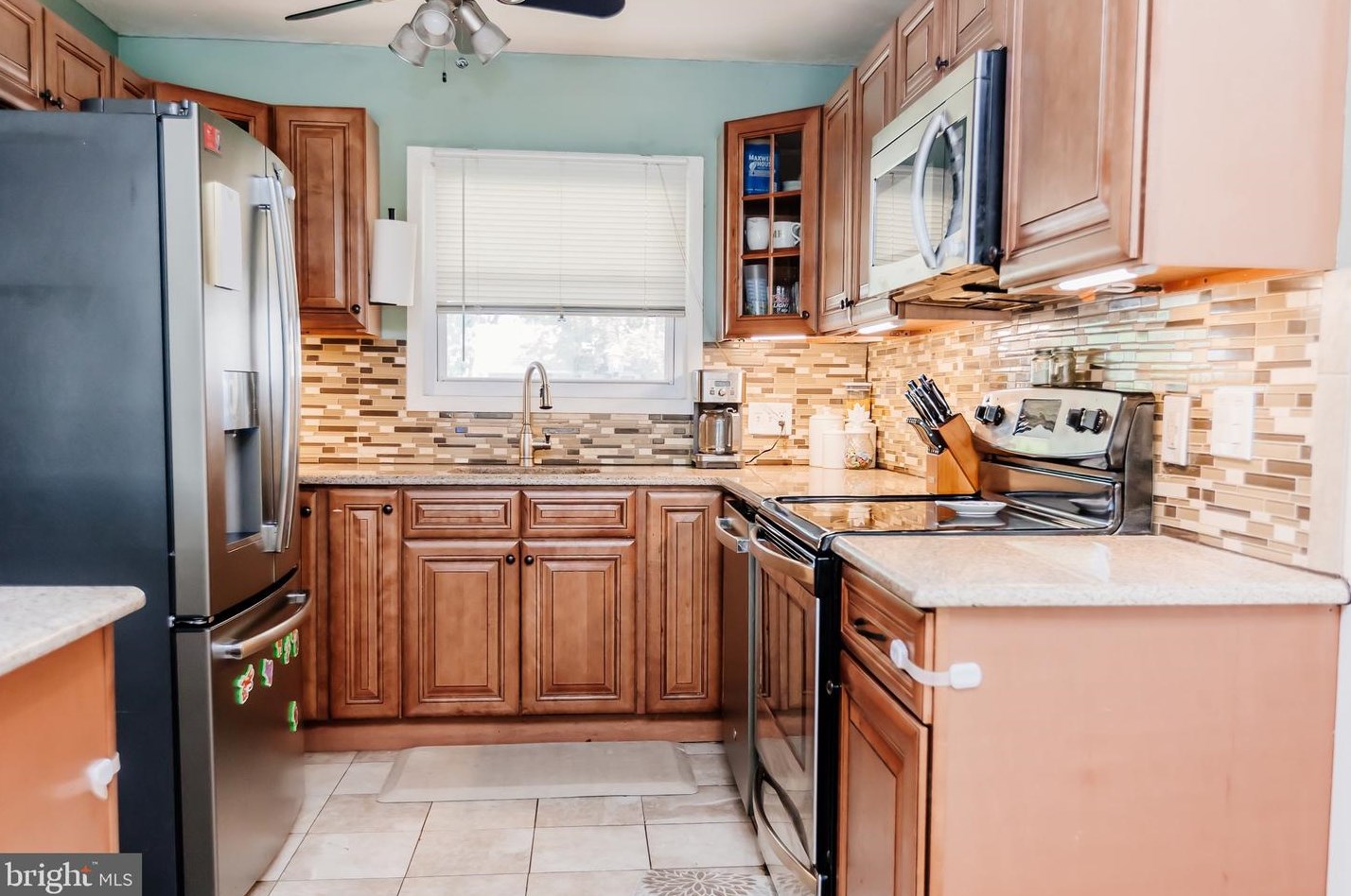 62 Roundwood Ln, Levittown, PA 19055