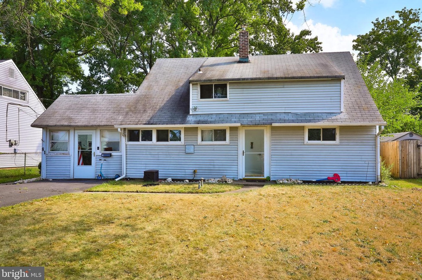 81 Whitewood Dr, Levittown, PA 19057