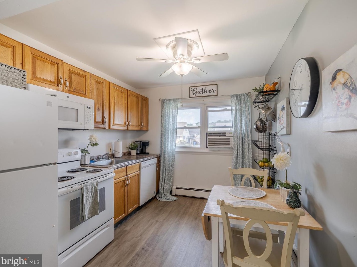 23 Aster Ln, Levittown, PA 19055