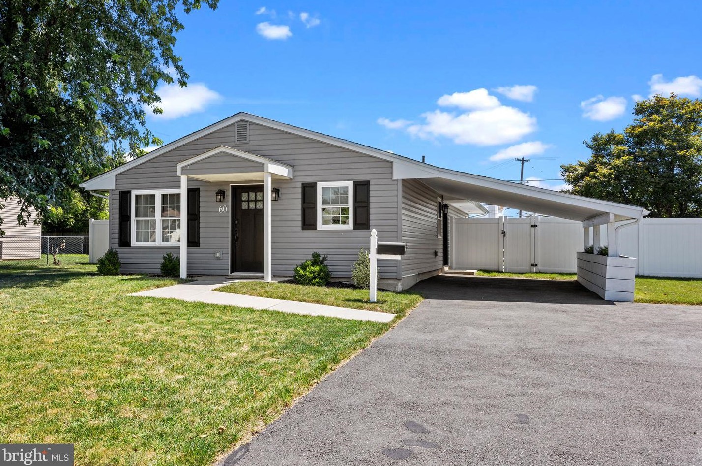 60 Oldbrook Rd, Levittown, PA 19057
