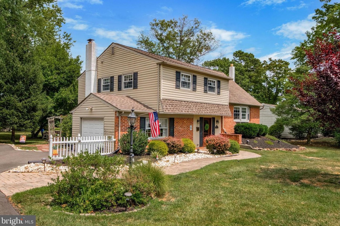 951 E Maple Dr, Southampton, PA 18966
