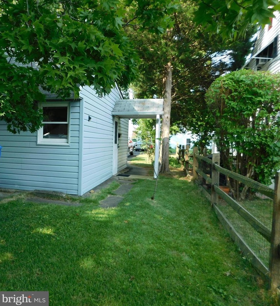 16 Holly Dr, Levittown, PA 19055
