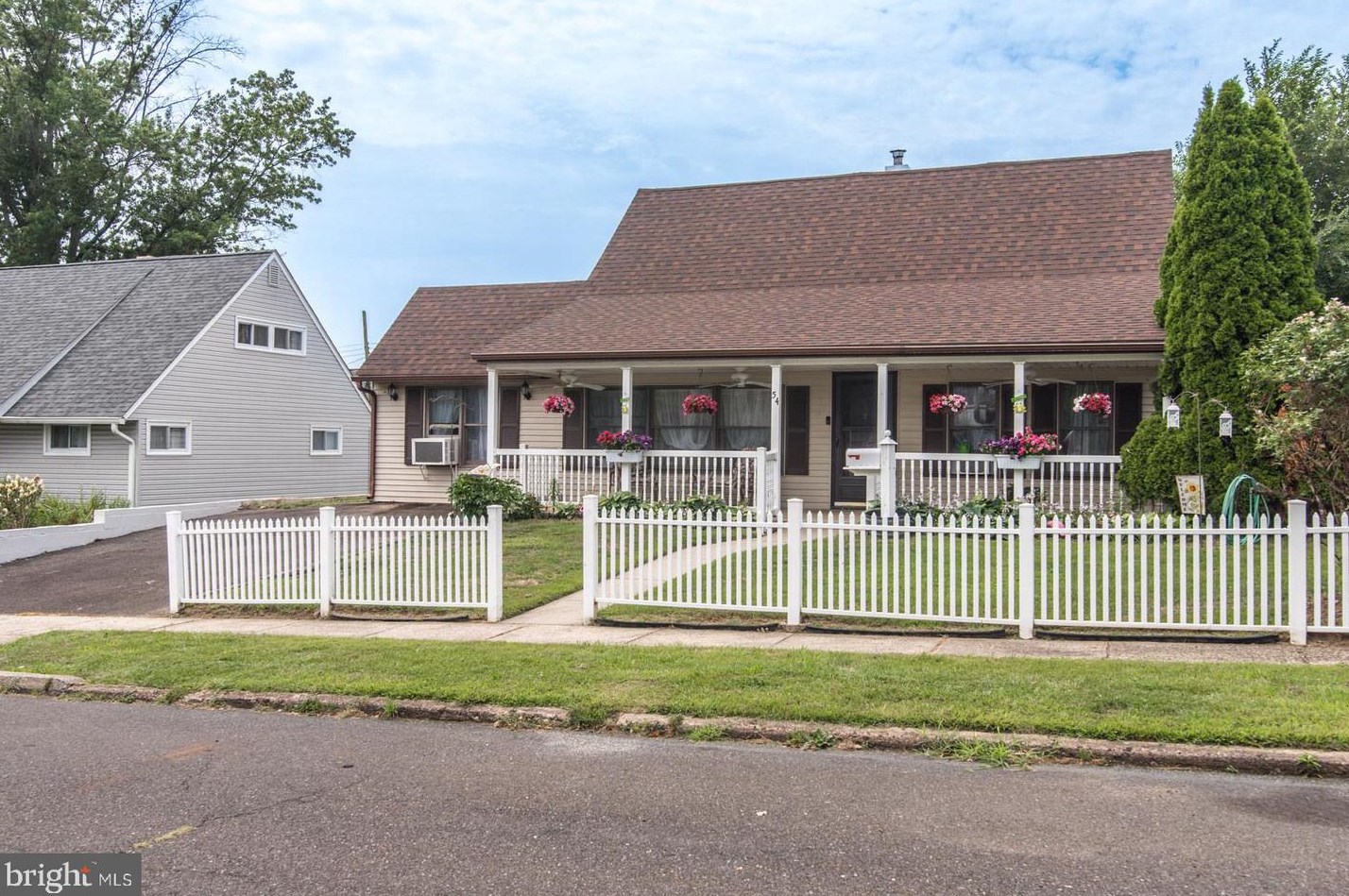 54 Parkside Cir, Levittown, PA 19056