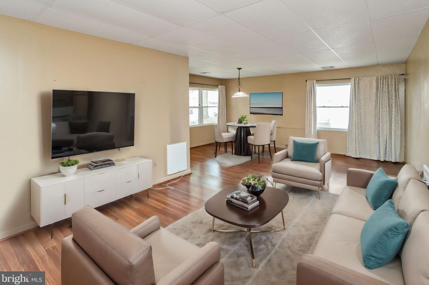 30 Twin Leaf Ln, Levittown, PA 19054