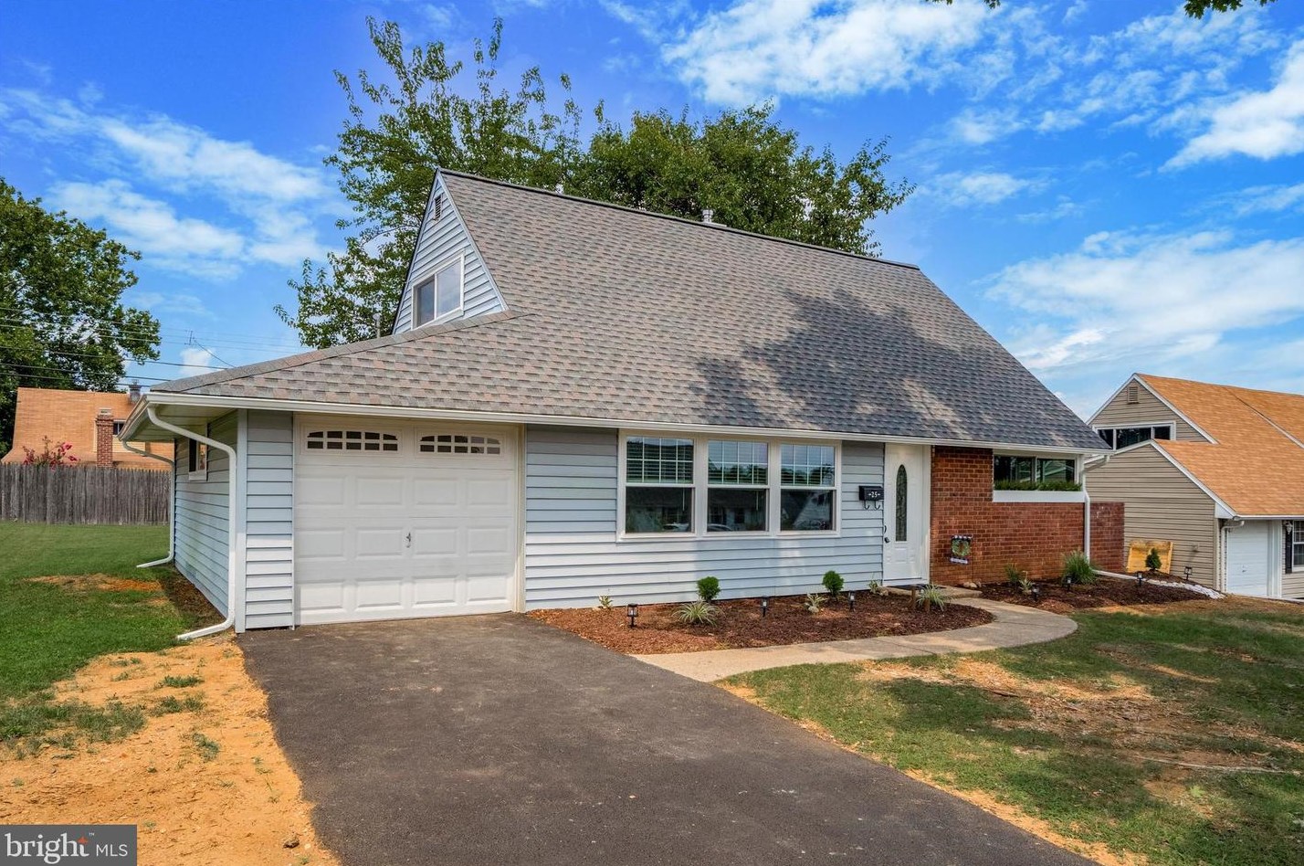 25 Calicobush Rd, Levittown, PA 19057