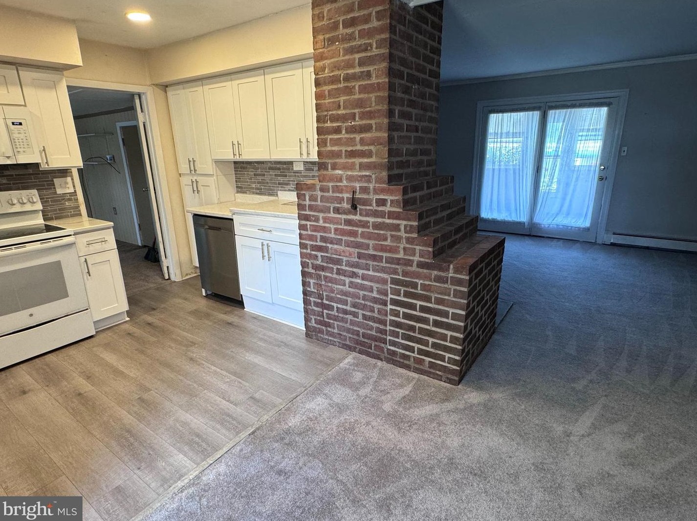 26 Maple Ln, Levittown, PA 19054