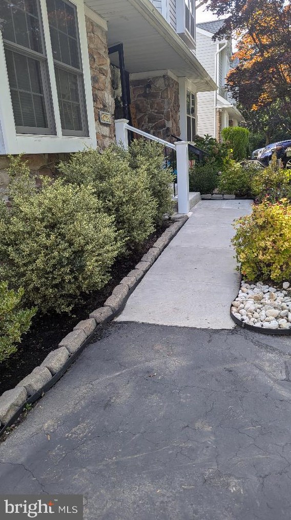 78 Pearl Dr, Gardenville, PA 18901