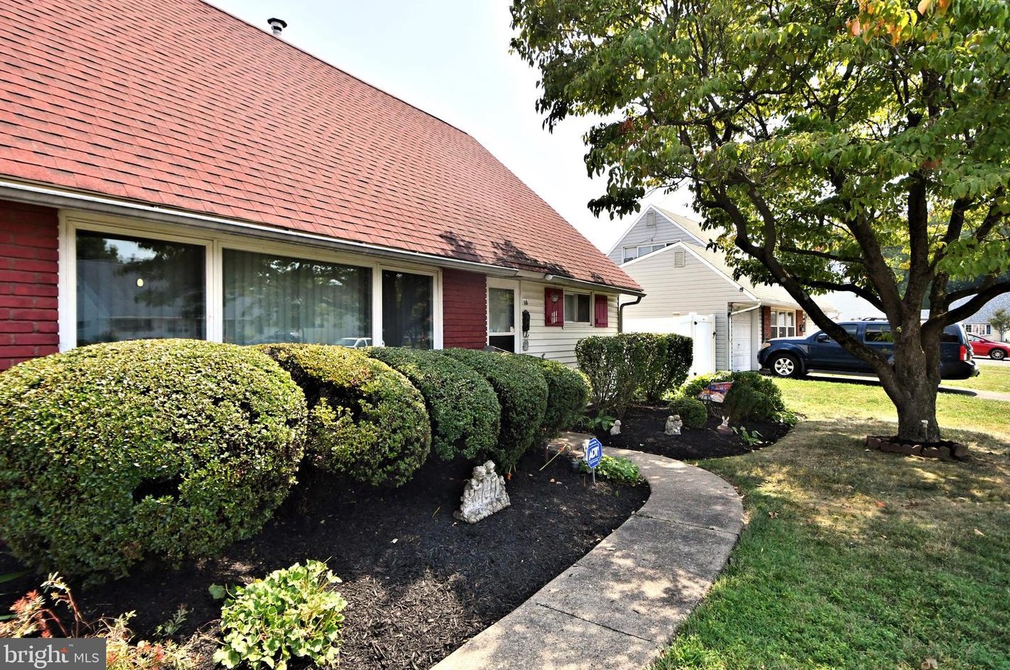10 Jewel Ln, Levittown, PA 19055
