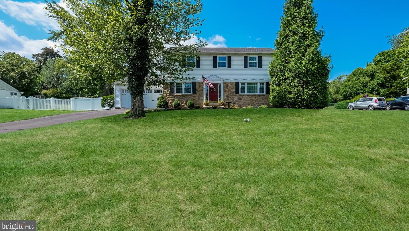 64 Crescent Dr, Southampton, PA 18966