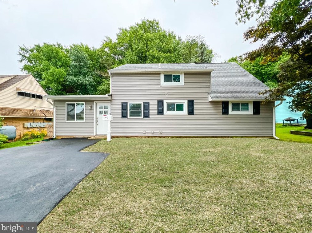 72 Roundwood Ln, Levittown, PA 19055