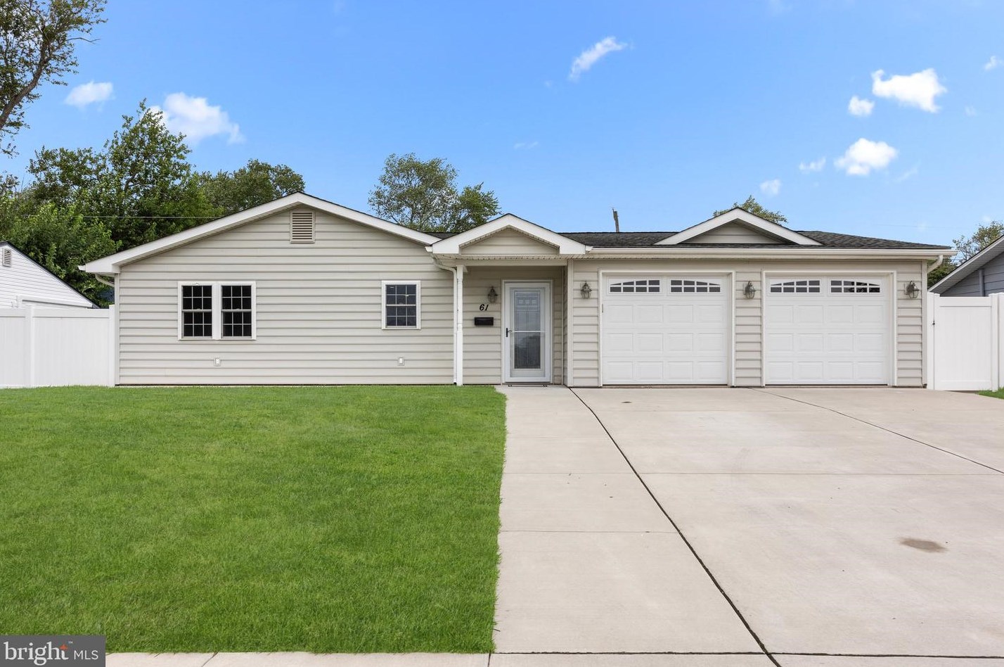 61 Mallow Ln, Levittown, PA 19054