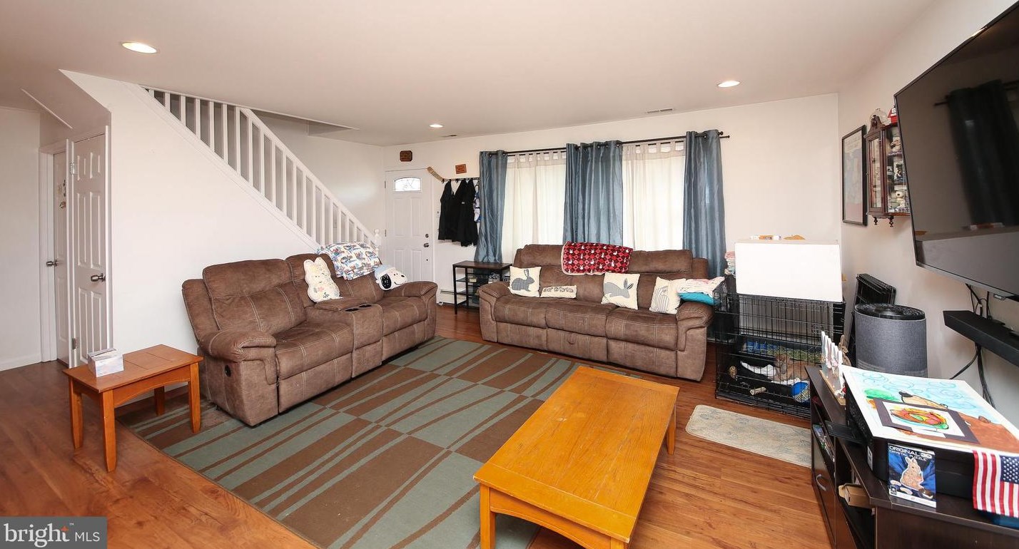 43 Island Rd, Levittown, PA 19057