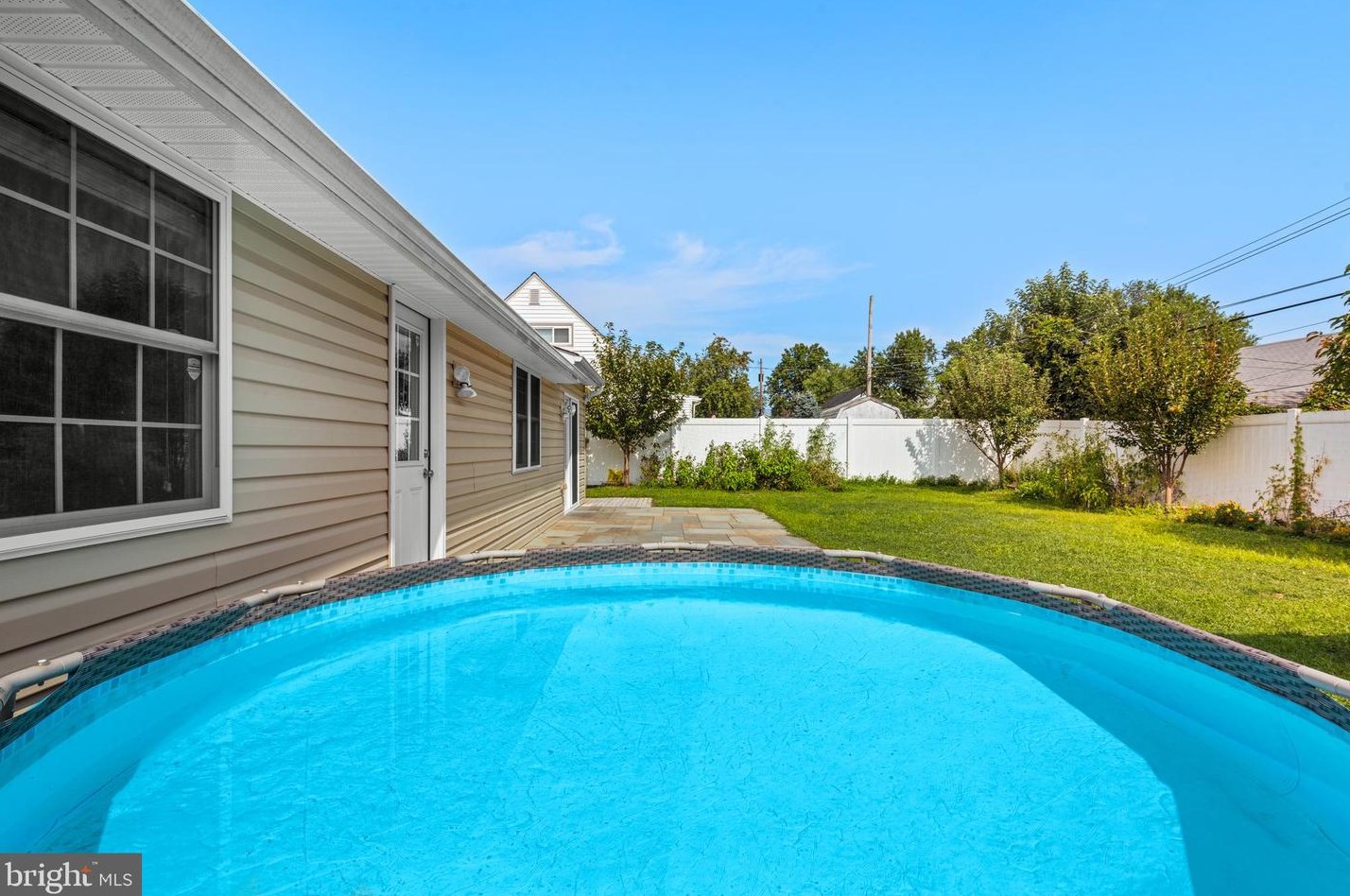 6 Grapevine Rd, Levittown, PA 19057