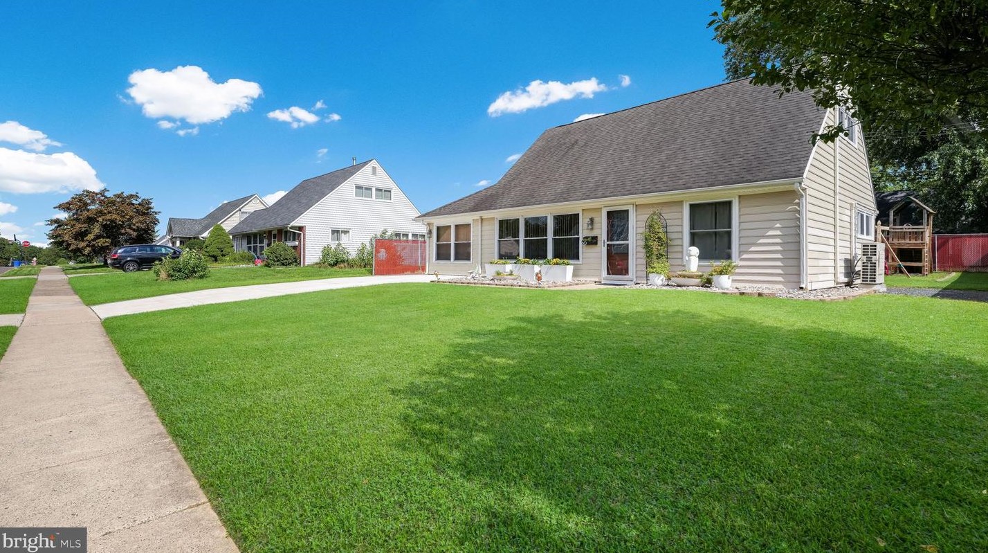 60 Harrow Rd, Levittown, PA 19056