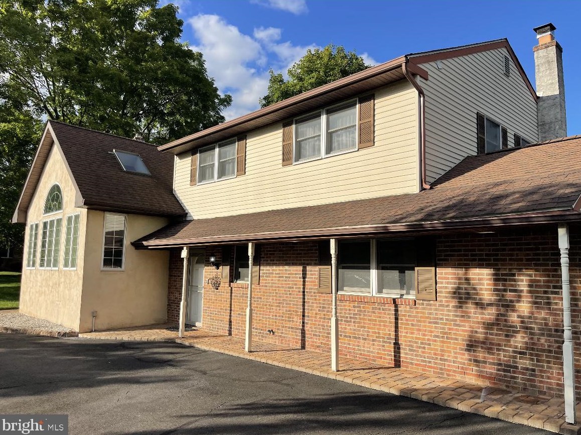 6985 Headley Ct, Levittown, PA 19057
