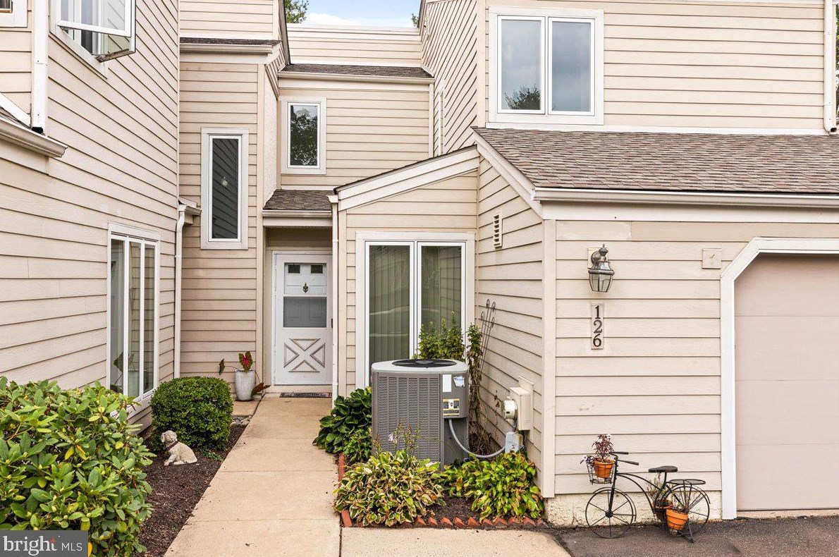 126 Westbury Ct, Gardenville, PA 18901
