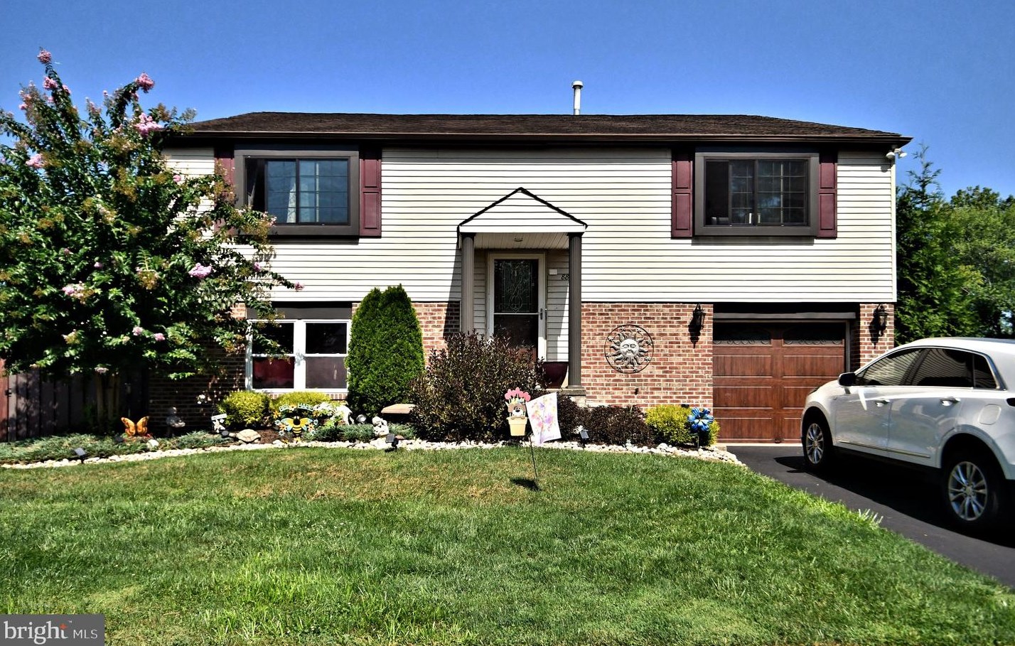 88 Dawn Rd, Levittown, PA 19056