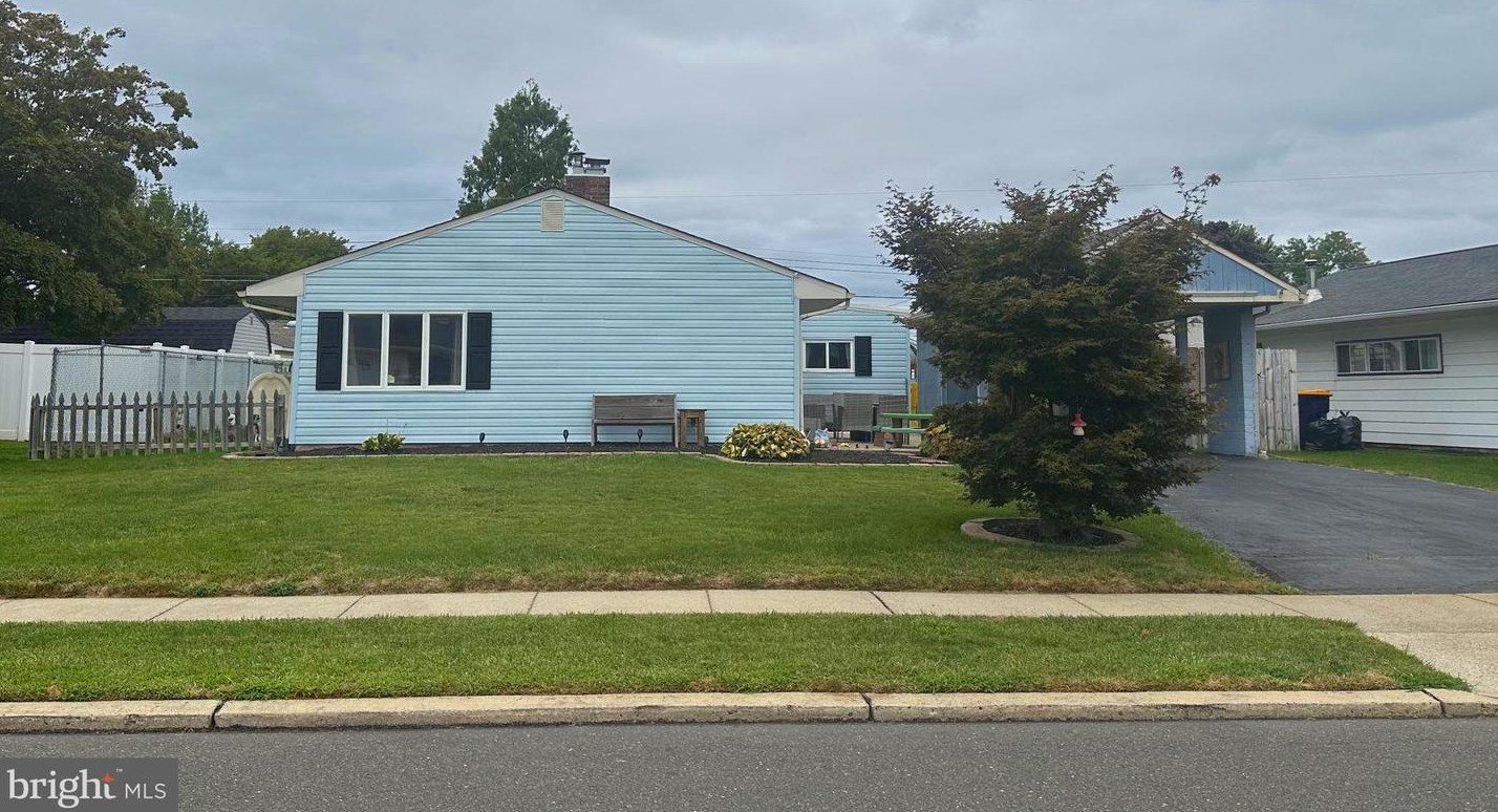 43 Stream Ln, Levittown, PA 19055