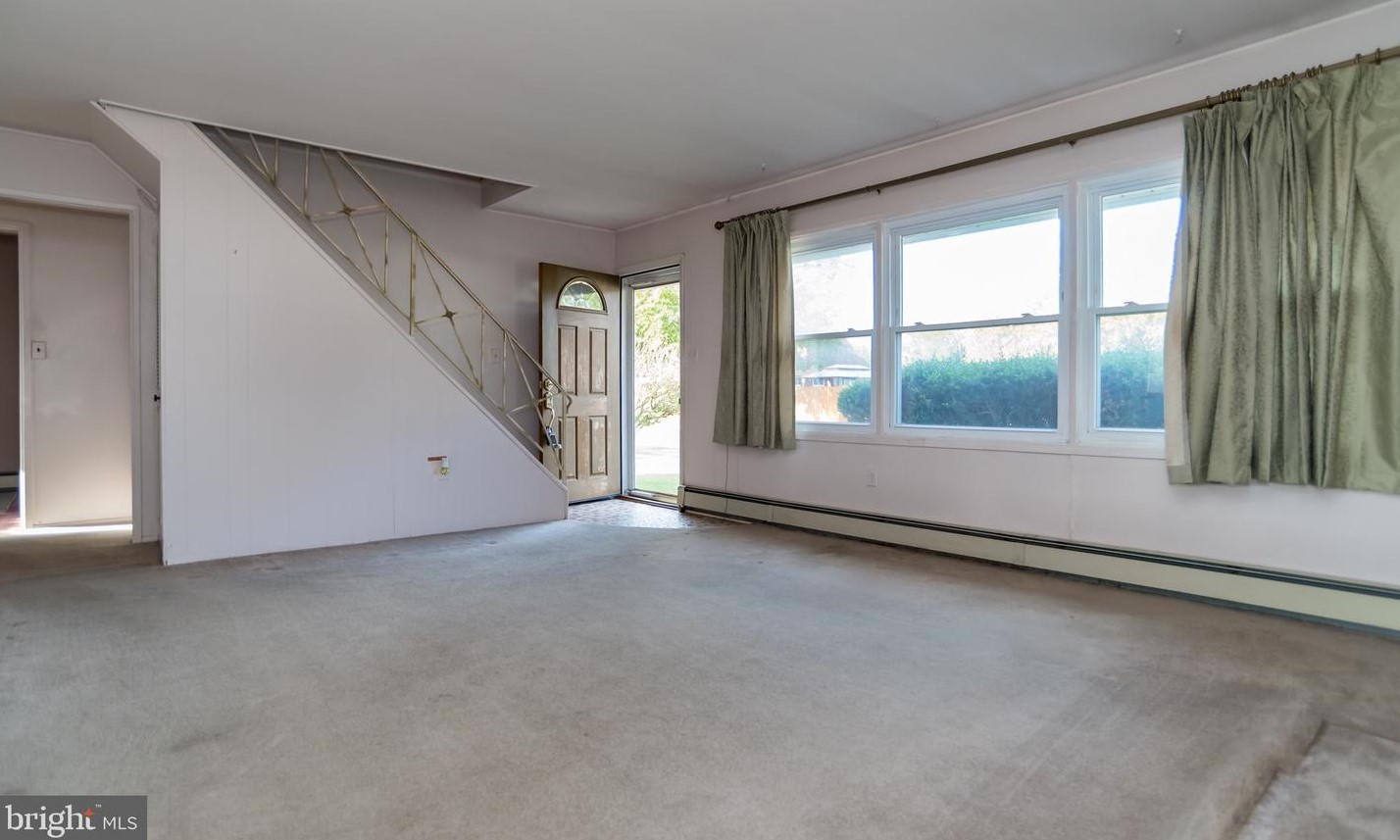 123 Vermont Ln, Levittown, PA 19054