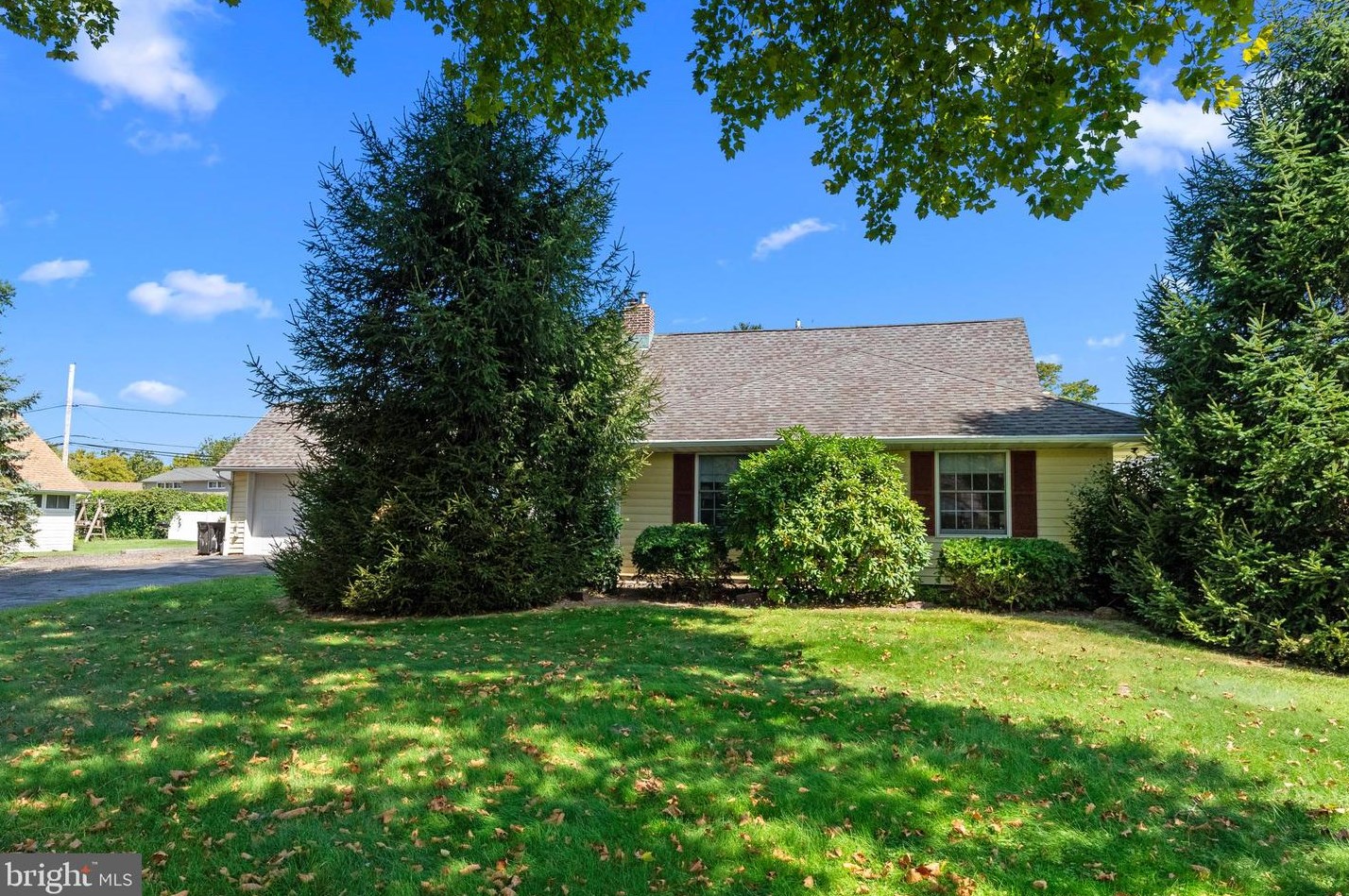 41 Spicebush Rd, Levittown, PA 19056