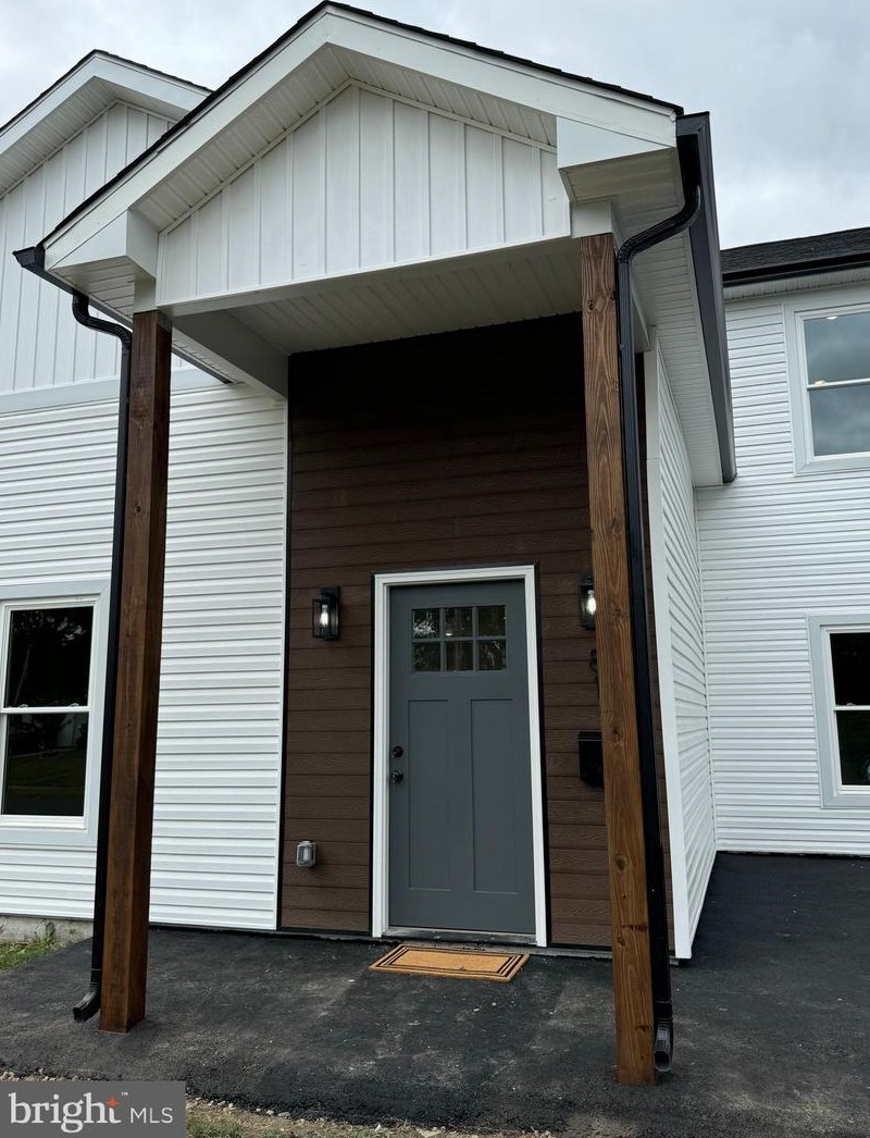 81 Outlook Ln, Levittown, PA 19055
