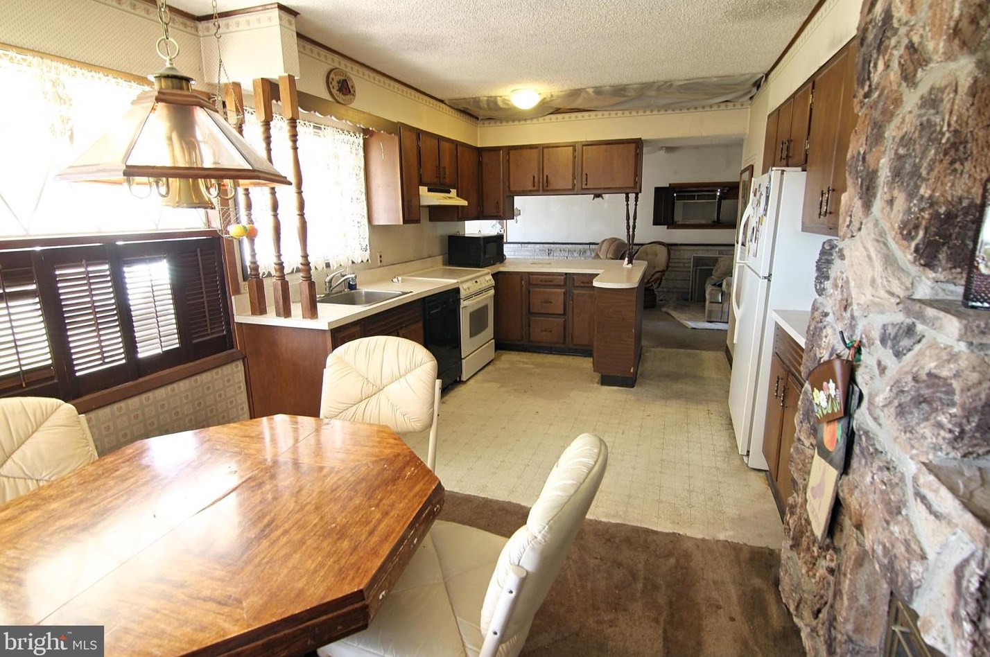 68 Black Pine Ln, Levittown, PA 19054-2109