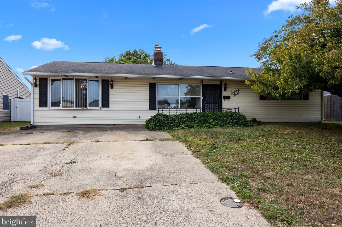 73 Friendly Ln, Levittown, PA 19055