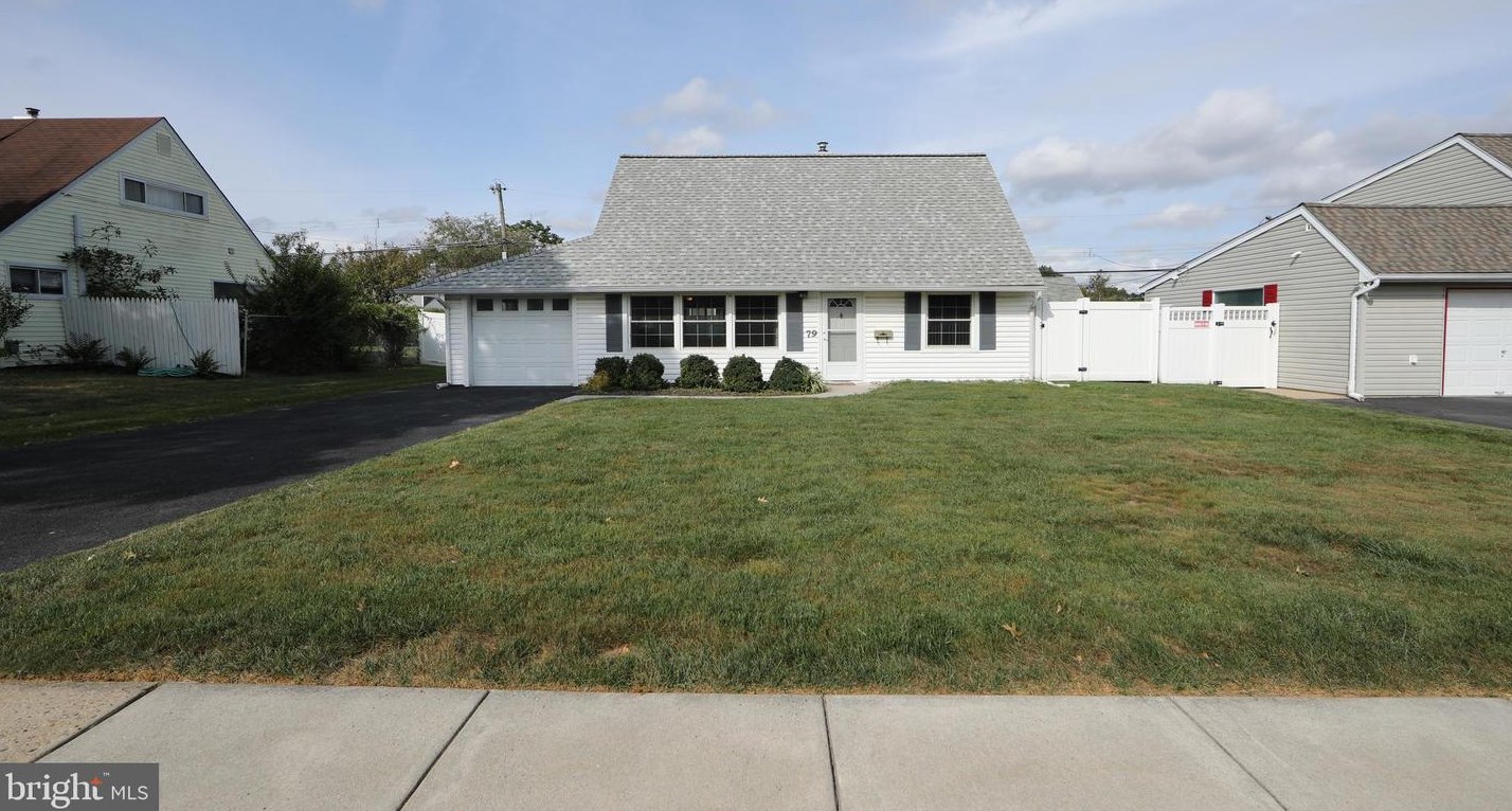 79 Candle Rd, Levittown, PA 19057