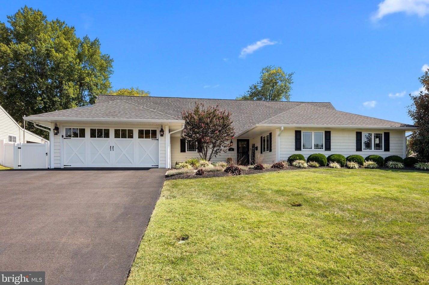 18 Fountain Rd, Levittown, PA 19056