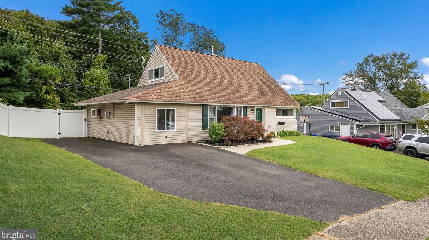 32 Towpath Rd, Levittown, PA 19056