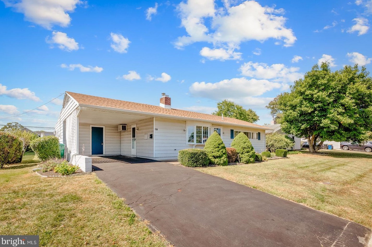 97 Magnolia Dr, Levittown, PA 19054