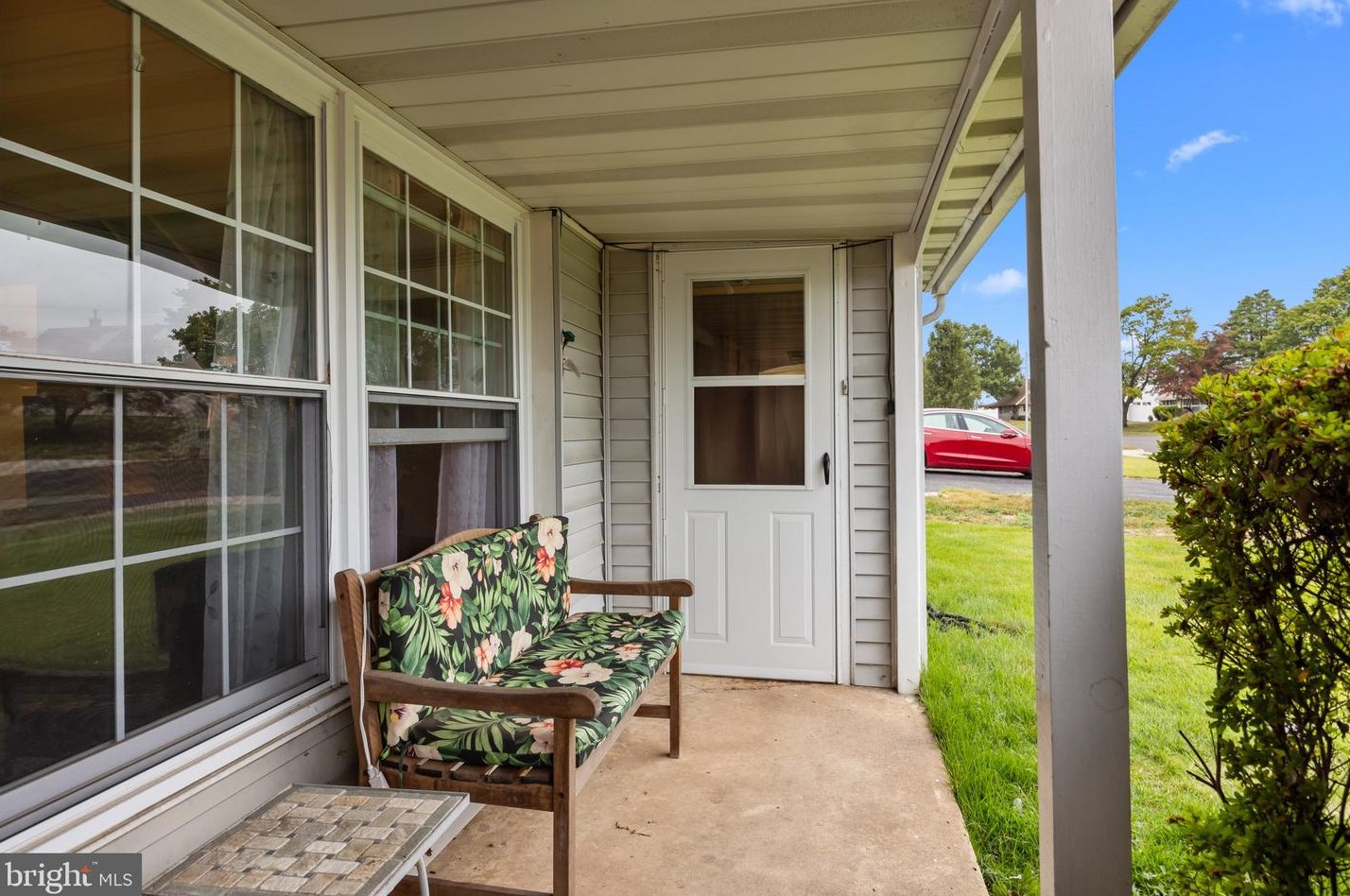 19 Heartwood Rd, Levittown, PA 19056