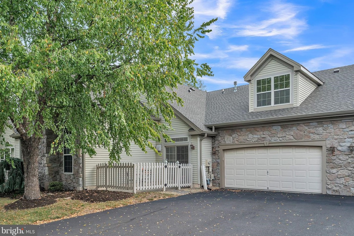 5 Legacy Oaks Dr, Southampton, PA 18954