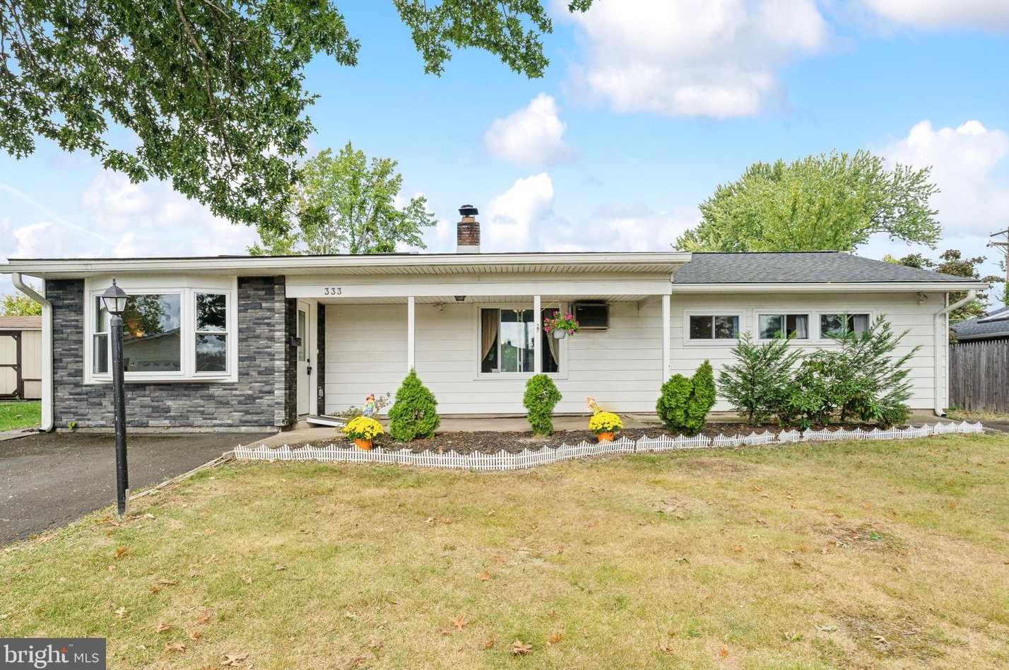 333 Goldenridge Dr, Levittown, PA 19057