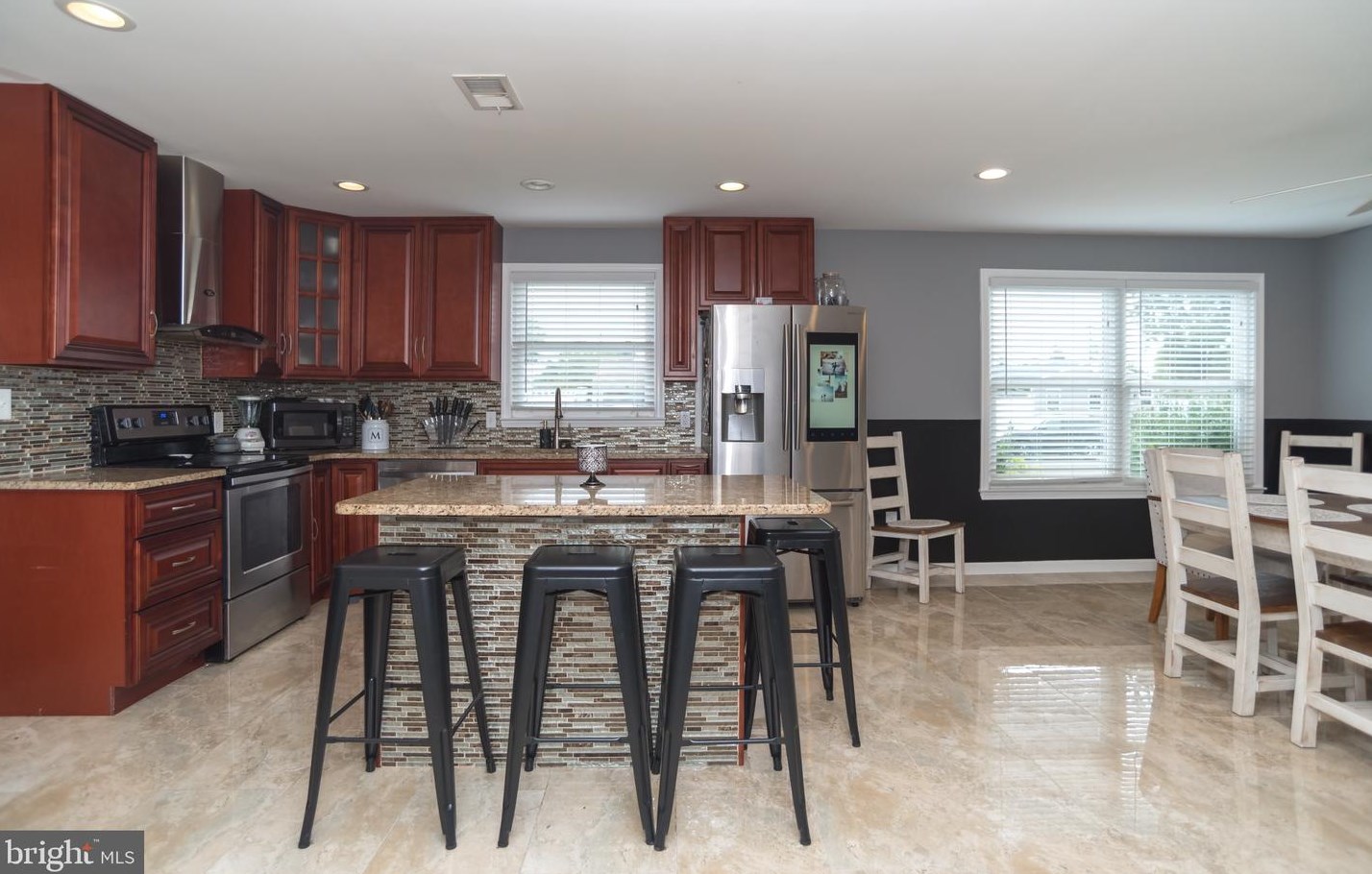 28 Glenwood Ln, Levittown, PA 19055-1906