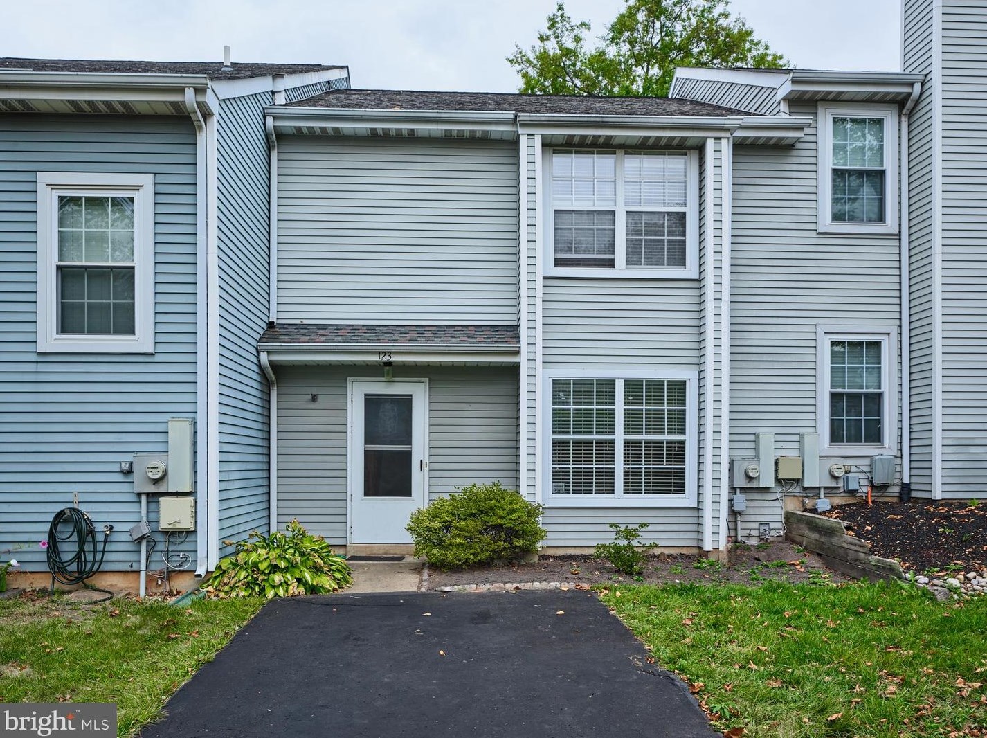123 Carousel Cir, Gardenville, PA 18901