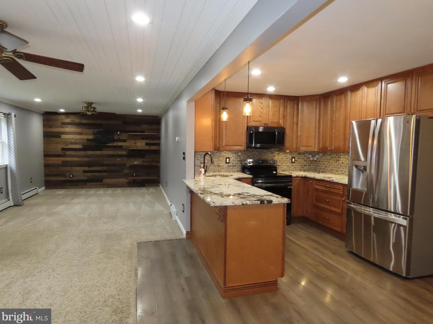 28 New Pond Ln, Levittown, PA 19054