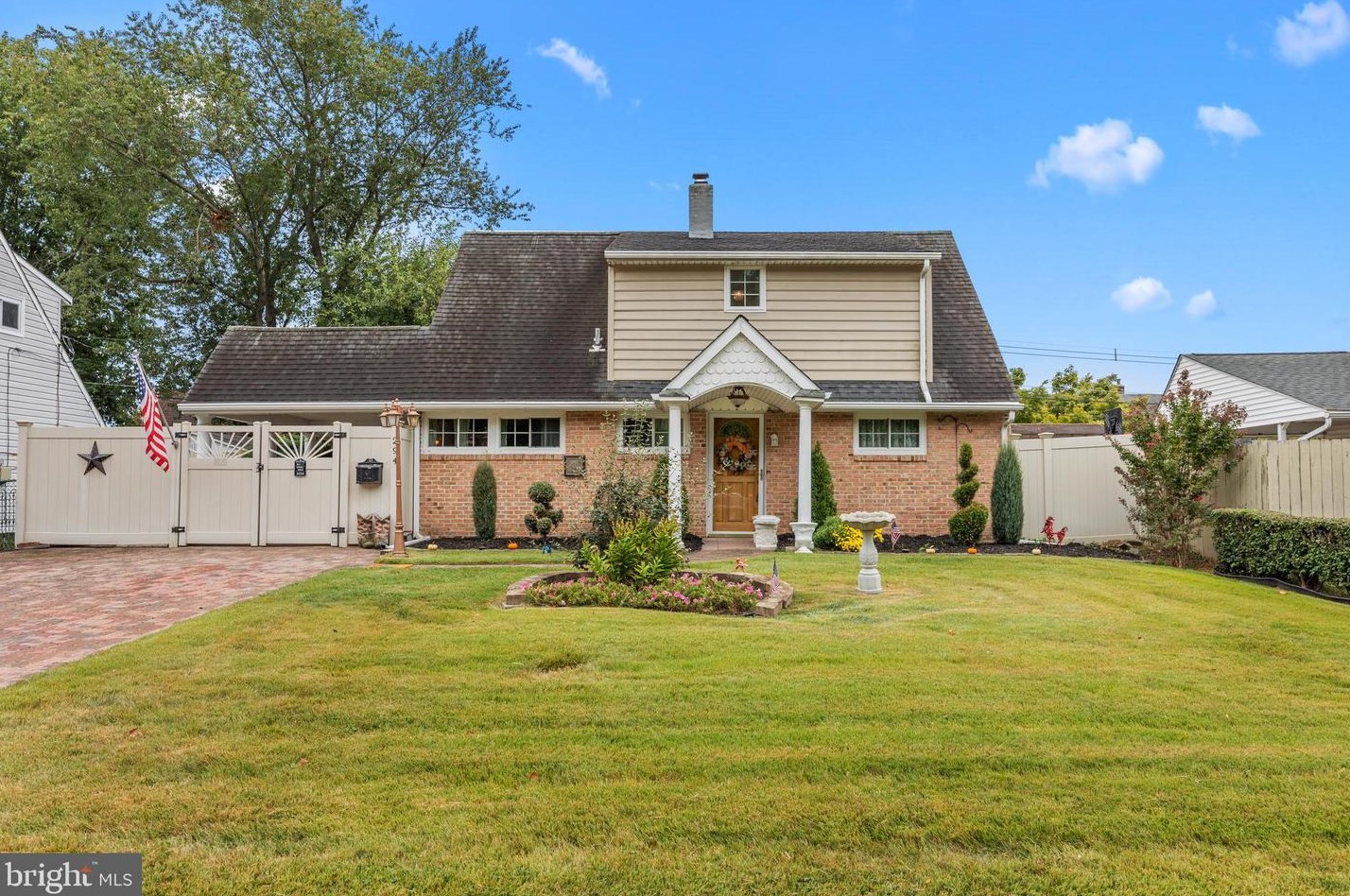 294 Crabtree Dr, Levittown, PA 19055