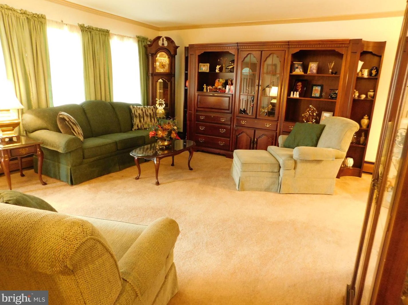 9 New Pond Ln, Levittown, PA 19054