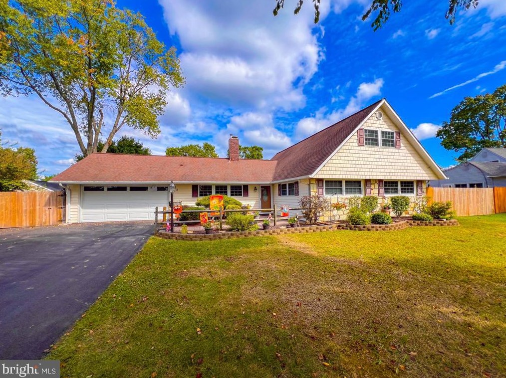 32 Smoketree Rd, Levittown, PA 19056